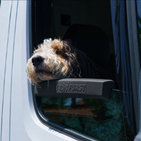 Whiffie Cushion™ - SafetyFurst™製、特許出願中の犬用車窓用チンレスト