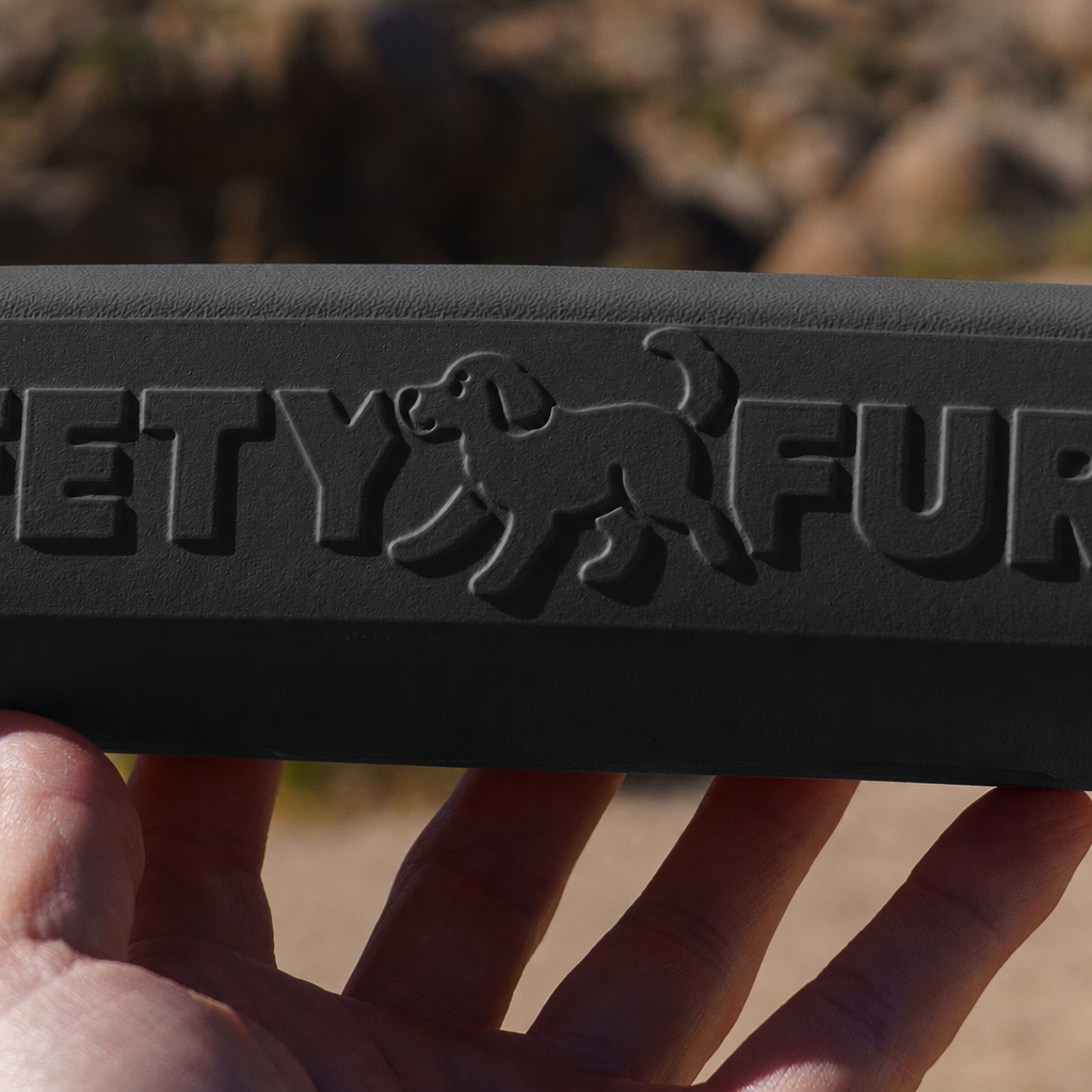 Whiffie Cushion™ - SafetyFurst™製、特許出願中の犬用車窓用チンレスト